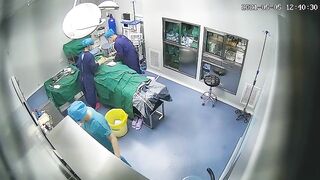 泄露美女注射隆胸过程全纪录爱美不怕痛_