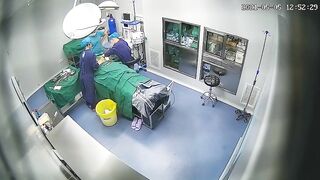 泄露美女注射隆胸过程全纪录爱美不怕痛_