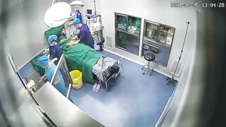 泄露美女注射隆胸过程全纪录爱美不怕痛_