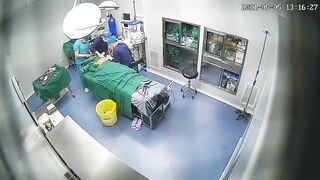 泄露美女注射隆胸过程全纪录爱美不怕痛_