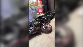 小米su7事情来龙去脉完整版Su7车主被摩托车主嘲讽线下单刀赴会摩友现场把摩托车主捅死