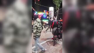 小米su7事情来龙去脉完整版Su7车主被摩托车主嘲讽线下单刀赴会摩友现场把摩托车主捅死