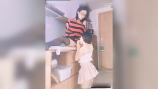 男扮女装诱骗良家小女孩说自己是拉拉结果脱掉内裤露出大屌