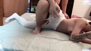 强操穿着白丝极品学妹一边挨操还在一边玩游戏