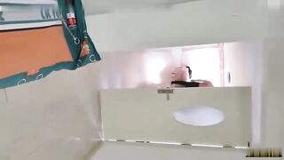 奇葩老公在一旁喝啤酒看着老婆被操